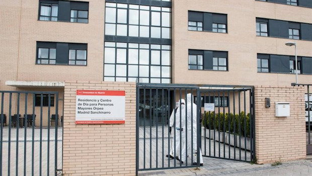 ep militares de la ume protegidos se disponen a entrar en la residencia y centro de dia orpea madrid