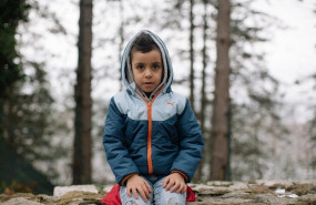 ep omar de seis anos es uno de los ninos que han abandonado su pais para refugiarse en bosnia