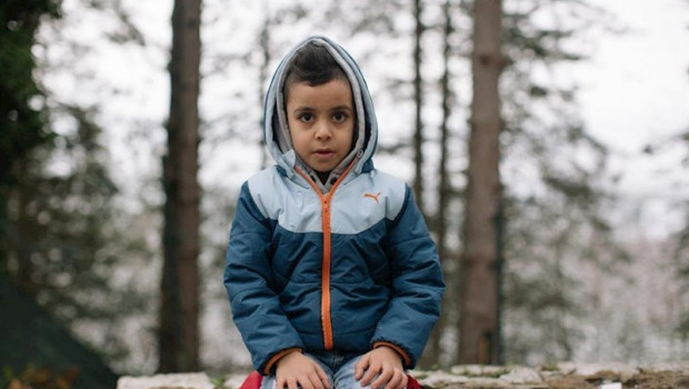 ep omar de seis anos es uno de los ninos que han abandonado su pais para refugiarse en bosnia