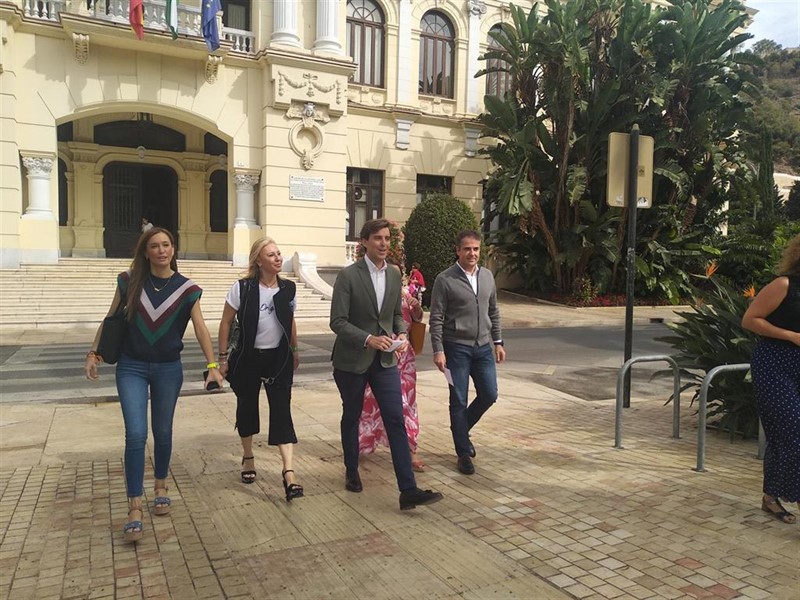 ep perez de siles espana montesinos rivas y conde en la puerta del ayuntamiento