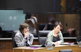 ep portavozahal dugu navarroanavarra mikel buil garcia yparlamentaria foralla formacion morada ainhoa aznarez duranteprimera sesiondebateinvestidurala candidata socialistala presidencianavarra