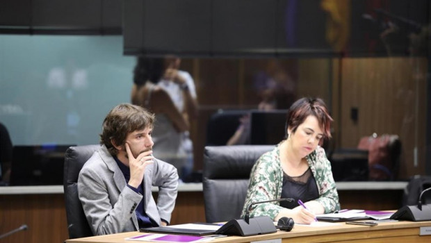 ep portavozahal dugu navarroanavarra mikel buil garcia yparlamentaria foralla formacion morada ainhoa aznarez duranteprimera sesiondebateinvestidurala candidata socialistala presidencianavarra