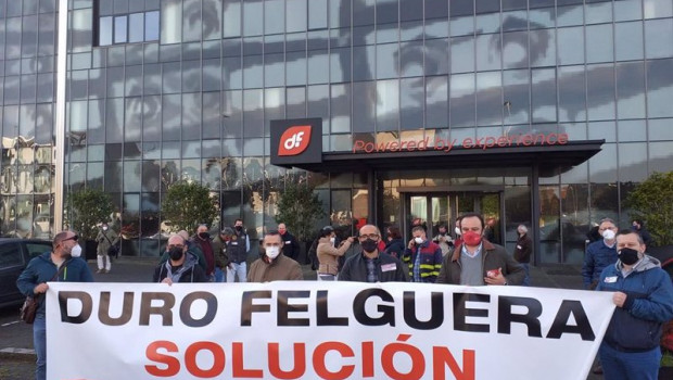 ep protesta de ugt y ccoo frente a la sede de duro felguera en gijon