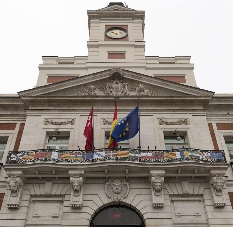 ep real casa de correos con todas las banderas de las ccaa