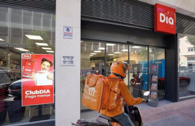 ep repartidor de comida de just eat en una tienda dia