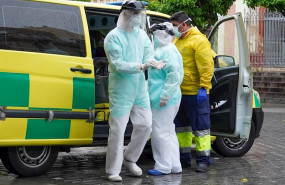ep sanitarios de la residencia de san juan de dios ataviados con epis acompanan a un anciano hacia