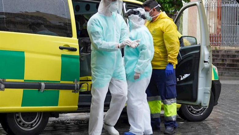 ep sanitarios de la residencia de san juan de dios ataviados con epis acompanan a un anciano hacia