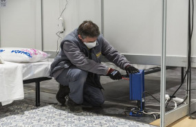 ep trabajador de ferrovial colaborando en el montaje del hospital de campana de ifema