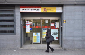 ep una mujer pasa por una oficina del sepe a 4 de marzo de 2024 en madrid espana