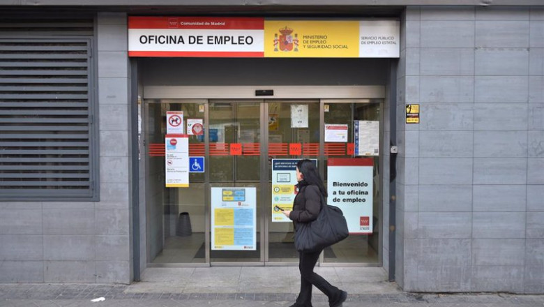 ep una mujer pasa por una oficina del sepe a 4 de marzo de 2024 en madrid espana ep una mujer pasa por una oficina del sepe a 4 de marzo de 2024 en madrid espana