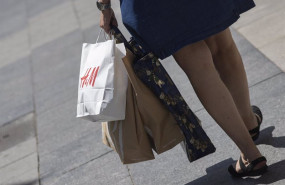 ep una mujer pasea cargada con varias bolsas