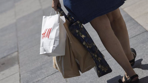 ep una mujer pasea cargada con varias bolsas