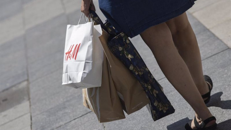 ep una mujer pasea cargada con varias bolsas ep una mujer pasea cargada con varias bolsas