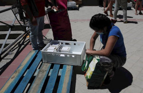 ep una mujer recoge productos a las puertas de la parroquia santa maria micaela donde han acudido