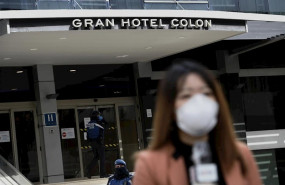 ep una periodista cubierta con una mascarilla informa de la situacion en la puerta del primer hotel