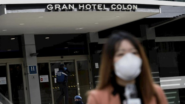 ep una periodista cubierta con una mascarilla informa de la situacion en la puerta del primer hotel