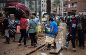 ep varias personas hacen cola para conseguir comida a 3 de noviembre de 2024 en paiporta valencia