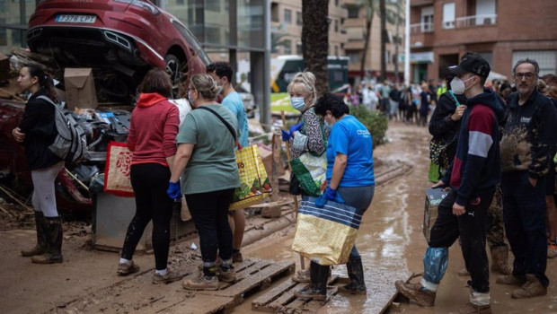 ep varias personas hacen cola para conseguir comida a 3 de noviembre de 2024 en paiporta valencia