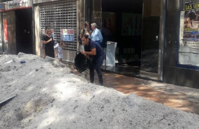 ep vecinos de la localidad de arganda del rey retiran restos generados por la fuerte tormenta en la