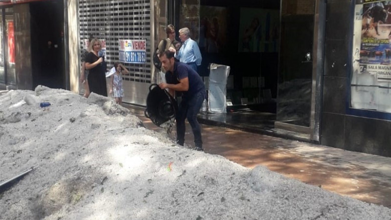 Vecinos de la localidad de Arganda del Rey retiran restos generados por la fuerte tormenta en la Comunidad de Madrid. | EUROPA PRESS ep vecinos de la localidad de arganda del rey retiran restos generados por la fuerte tormenta en la