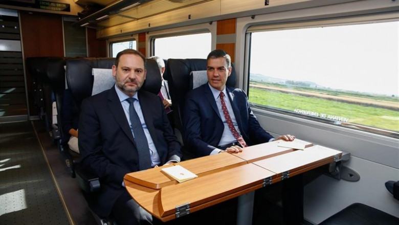 Viaje inaugural del AVE a Granada con el Presidente del Gobierno, Pedro Sanchez (d) y el Ministro del Interior, José Luis Ábalos (i). | Álex Cámara - Europa Press - Archivo ep viaje inauguralavegranadapresidentegobierno pedro sanchez d yministrointerior jose luis abalos i