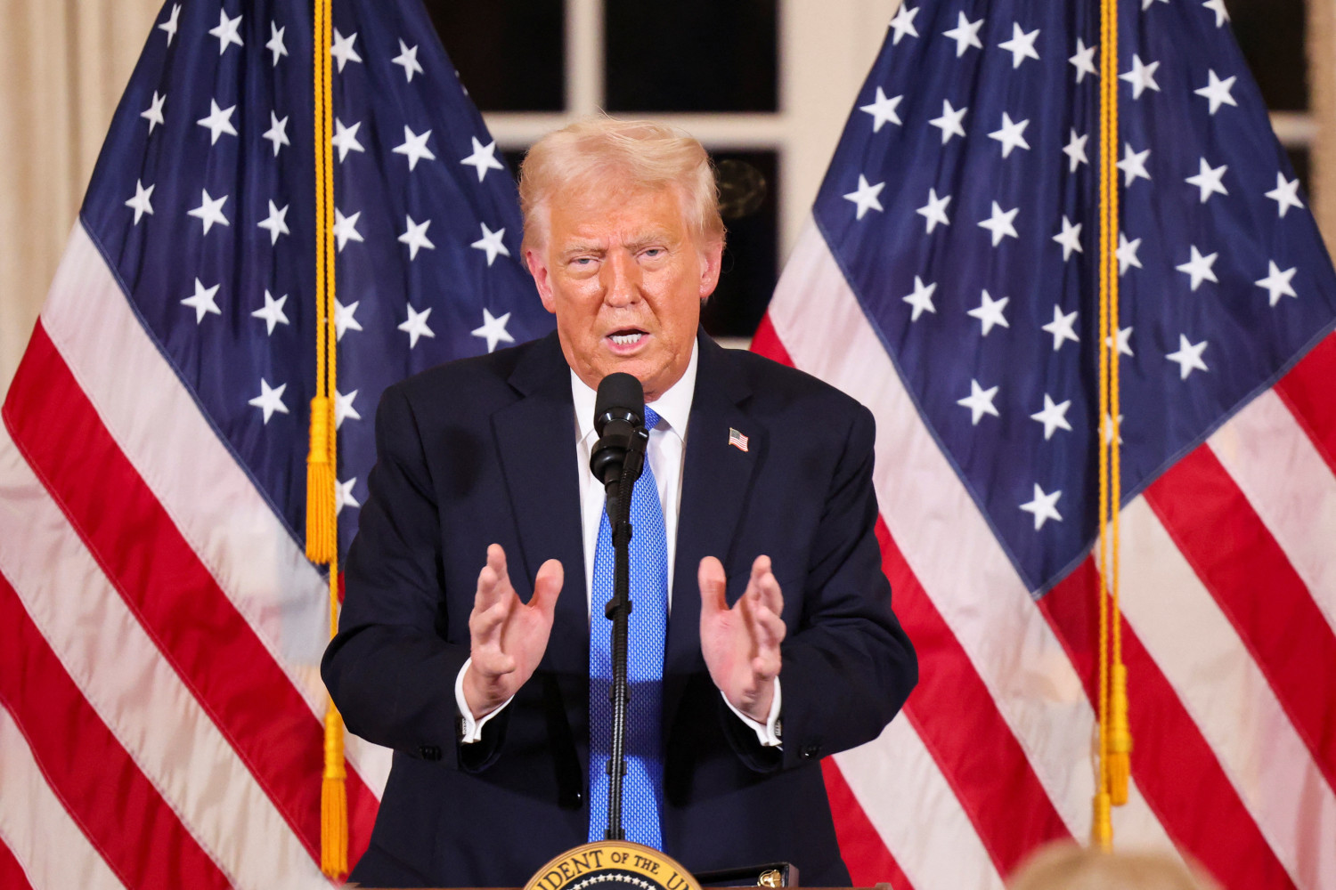 le president americain donald trump prend la parole lorsqu il accueille des senateurs republicains pour un diner a mar a lago a palm beach 