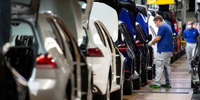 un ouvrier sur la chaine de montage de volkswagen a wolfsburg en allemagne 