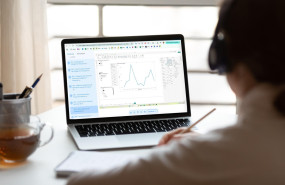 vista trasera de cerca mujer con auriculares viendo un webinar copia 20250724113448 