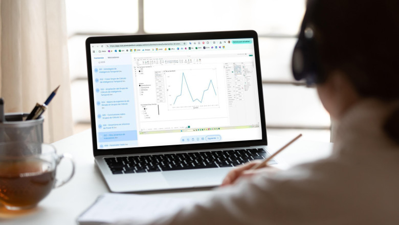 vista trasera de cerca mujer con auriculares viendo un webinar copia 20250724113448 