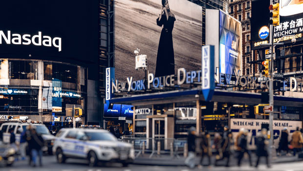 dl wall street times square new york city nuit piétons nasdaq panneaux d'affichage trading nyc générique nypd unsplash