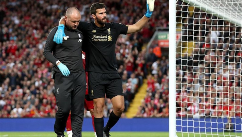 Alisson deja el césped de Anfield tras su lesión ante el Norwich | Martin Rickett/PA Wire/dpa ep alisson dejacespedanfieldsu lesionnorwich