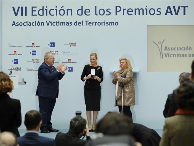 Aplauden a Cristina Cifuentes en la entrega de los premios de la AVT | EUROPA PRESS ep aplaudencristina cifuentesla entregalos premiosla avt