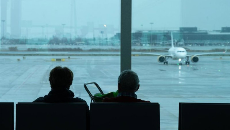 Archivo - Archivo - Dos personas esperan sentadas frente a un avión aparcado en la pista del Aeropuerto de Barcelona | David Zorrakino - Europa Press - Archivo ep archivo archivo dos personas esperan sentadas frente a un avion aparcado en la pista del