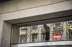 ep archivo   cartel de se vende en un edificio del barrio de almagro foto de archivo
