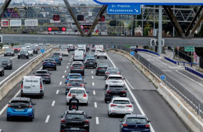 ep archivo   decenas de vehiculos en la carretera