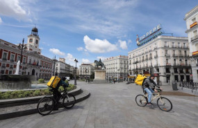 ep archivo   dos repartidores de la empresa glovo en la puerta del sol
