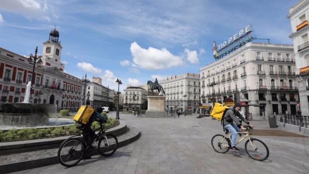 ep archivo   dos repartidores de la empresa glovo en la puerta del sol