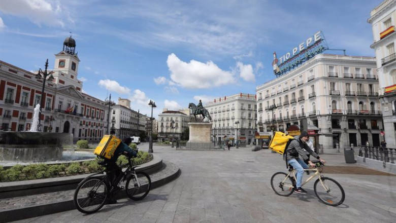 ep archivo   dos repartidores de la empresa glovo en la puerta del sol