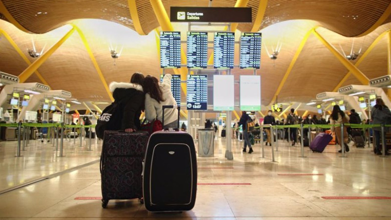 Archivo - Dos viajeros señalando un panel de vuelo en la terminal T4 del Aeropuerto Adolfo Suárez Madrid-Barajas. | Eduardo Parra - Europa Press - Archivo ep archivo dos viajeros senalando un panel de vuelo en la terminal t4 del aeropuerto adolfo suarez