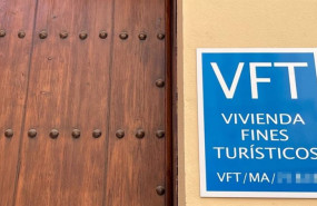 ep archivo   imagen de recurso de la puerta de una vivienda turistica con el cartel indicativo de