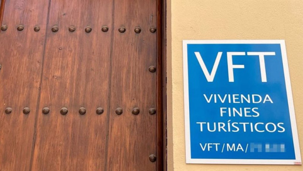 ep archivo   imagen de recurso de la puerta de una vivienda turistica con el cartel indicativo de