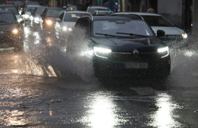 ep archivo   un coche salpica agua