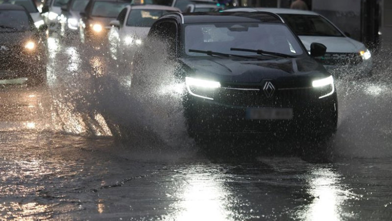ep archivo un coche salpica agua ep archivo un coche salpica agua