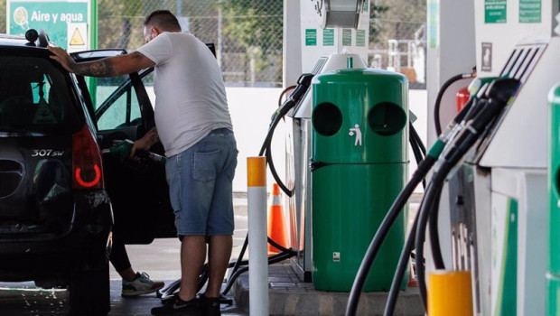 ep archivo   un hombre echa carburante a su vehiculo en una gasolinera a 11 de octubre de 2023 en