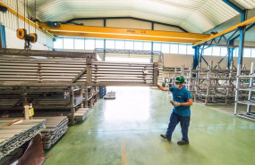 ep archivo un trabajador durante su jornada laboral en la empresa extrusion toledo innovadora en ep archivo un trabajador durante su jornada laboral en la empresa extrusion toledo innovadora en