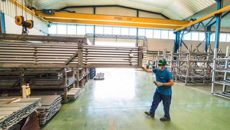 ep archivo un trabajador durante su jornada laboral en la empresa extrusion toledo innovadora en ep archivo un trabajador durante su jornada laboral en la empresa extrusion toledo innovadora en