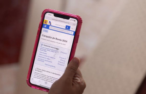 ep archivo   una persona cumplimenta la declaracion de la renta con su telefono movil