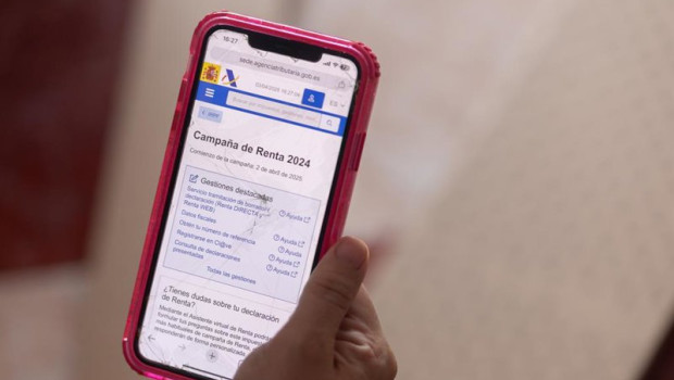ep archivo   una persona cumplimenta la declaracion de la renta con su telefono movil