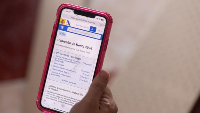 ep archivo   una persona cumplimenta la declaracion de la renta con su telefono movil