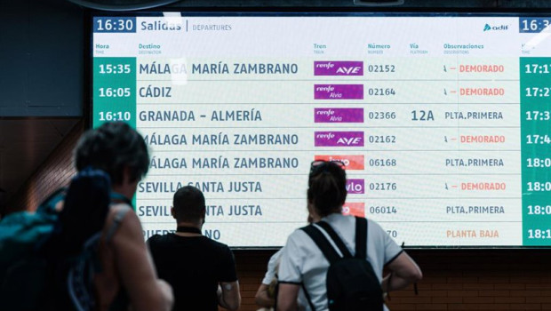 ep archivo   varias personas observan una pantalla informativa en la estacion de madrid   puerta de